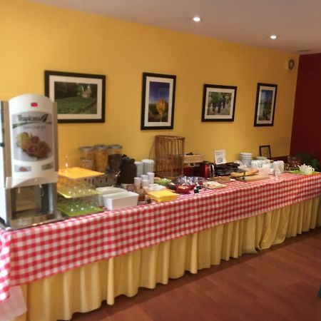 Logis Hotel-Restaurant Le Chene Vert Saint-Pourçain-sur-Sioule Esterno foto