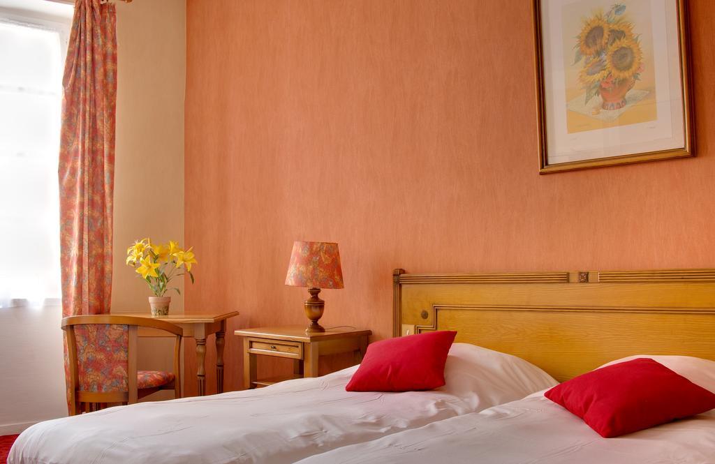 Logis Hotel-Restaurant Le Chene Vert Saint-Pourçain-sur-Sioule Esterno foto