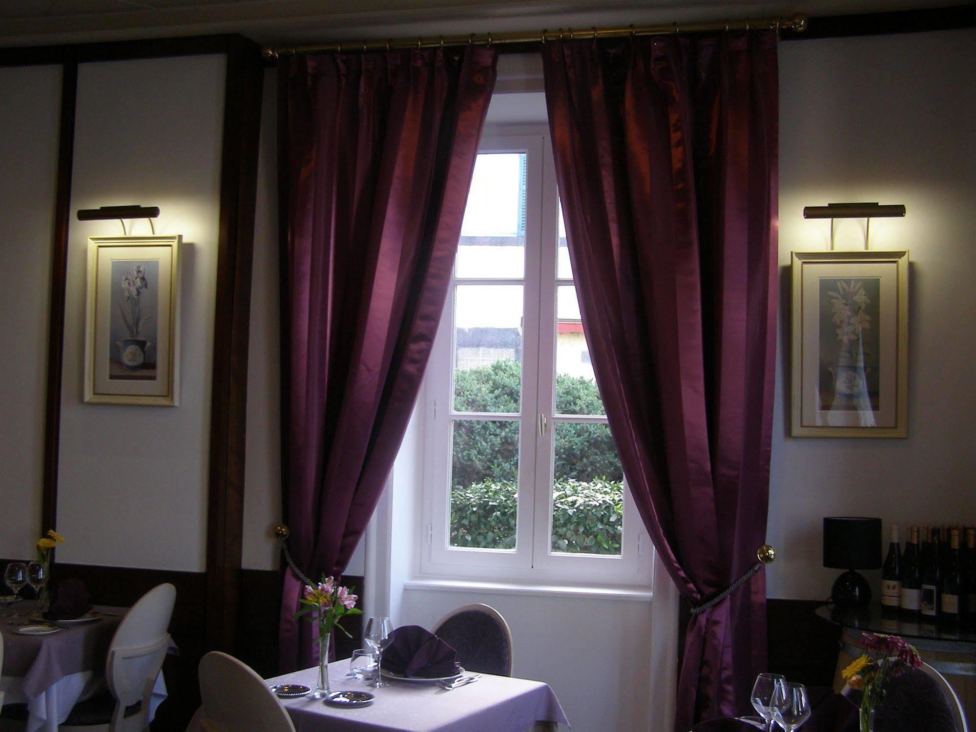 Logis Hotel-Restaurant Le Chene Vert Saint-Pourçain-sur-Sioule Esterno foto