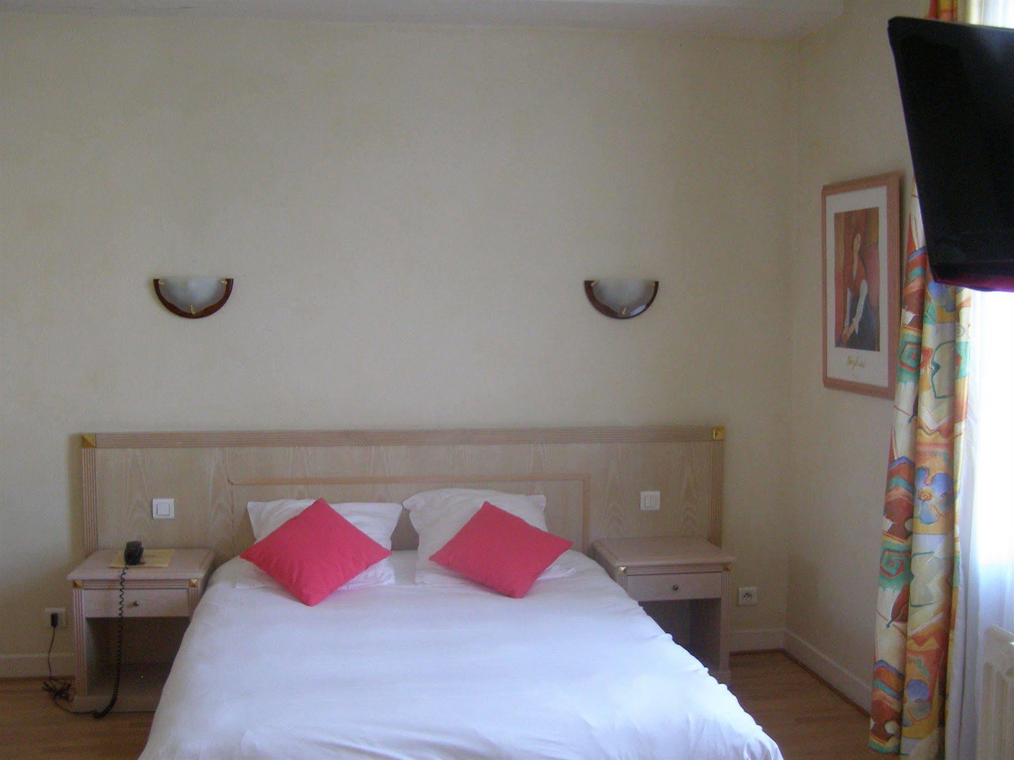 Logis Hotel-Restaurant Le Chene Vert Saint-Pourçain-sur-Sioule Esterno foto