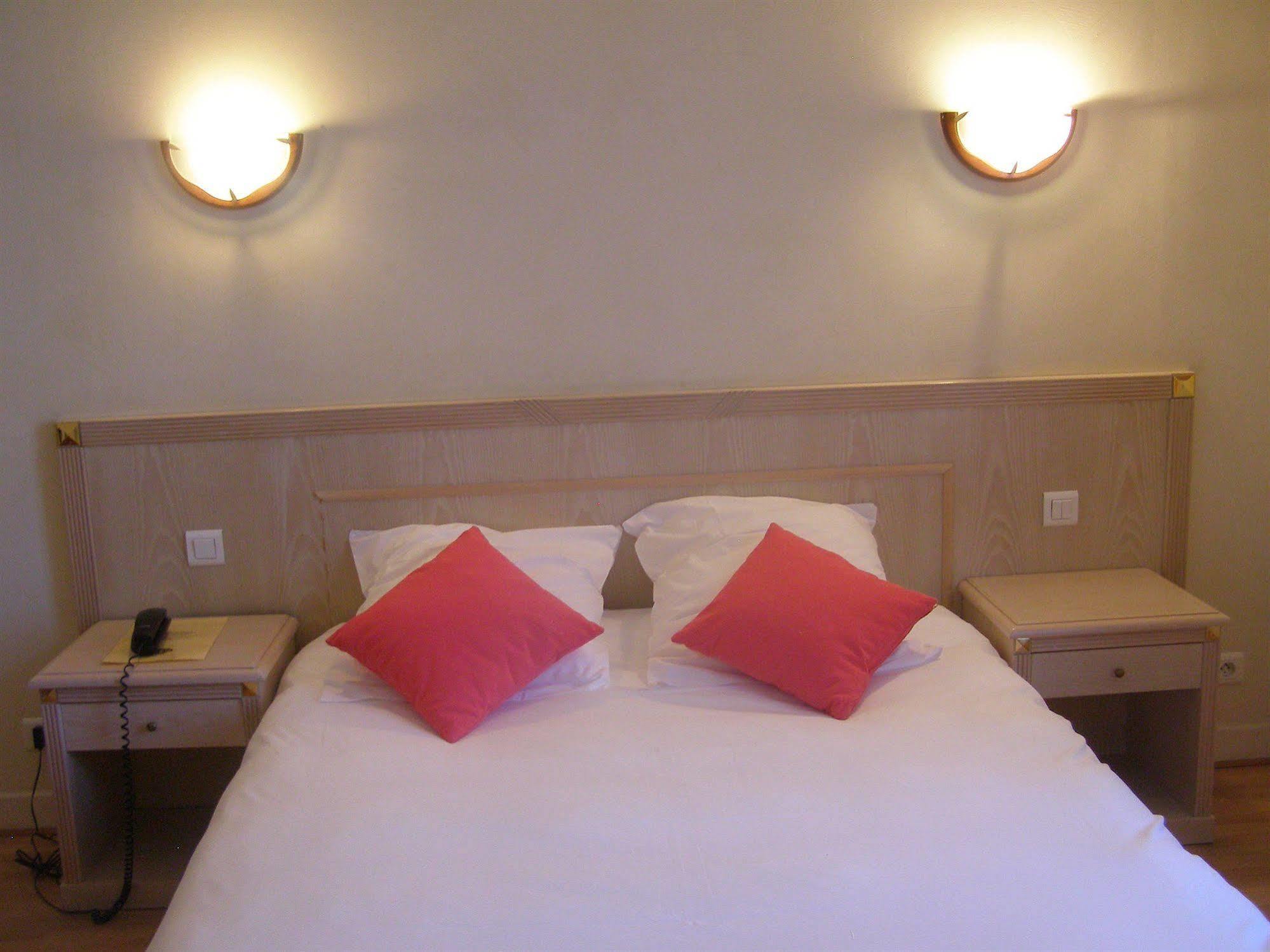 Logis Hotel-Restaurant Le Chene Vert Saint-Pourçain-sur-Sioule Esterno foto