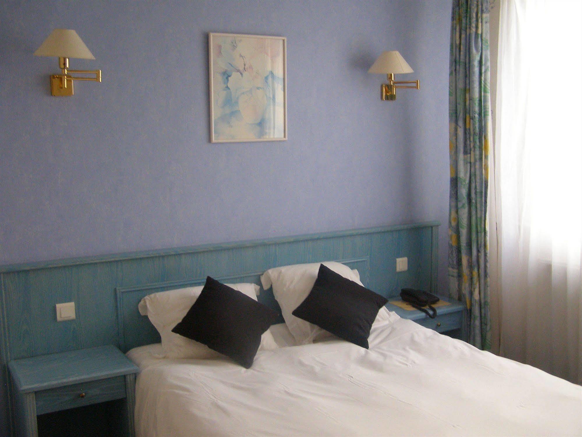 Logis Hotel-Restaurant Le Chene Vert Saint-Pourçain-sur-Sioule Esterno foto
