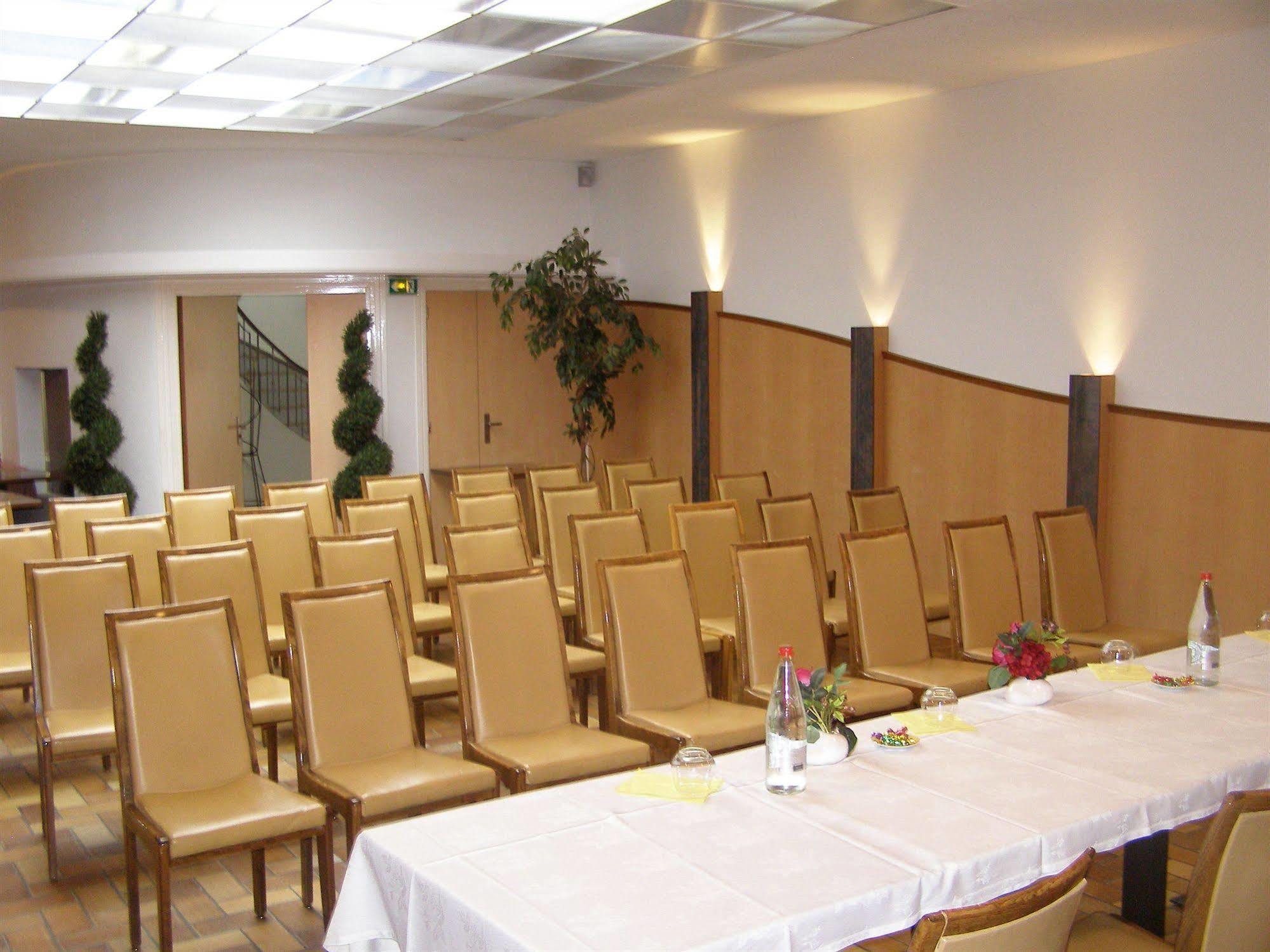 Logis Hotel-Restaurant Le Chene Vert Saint-Pourçain-sur-Sioule Esterno foto