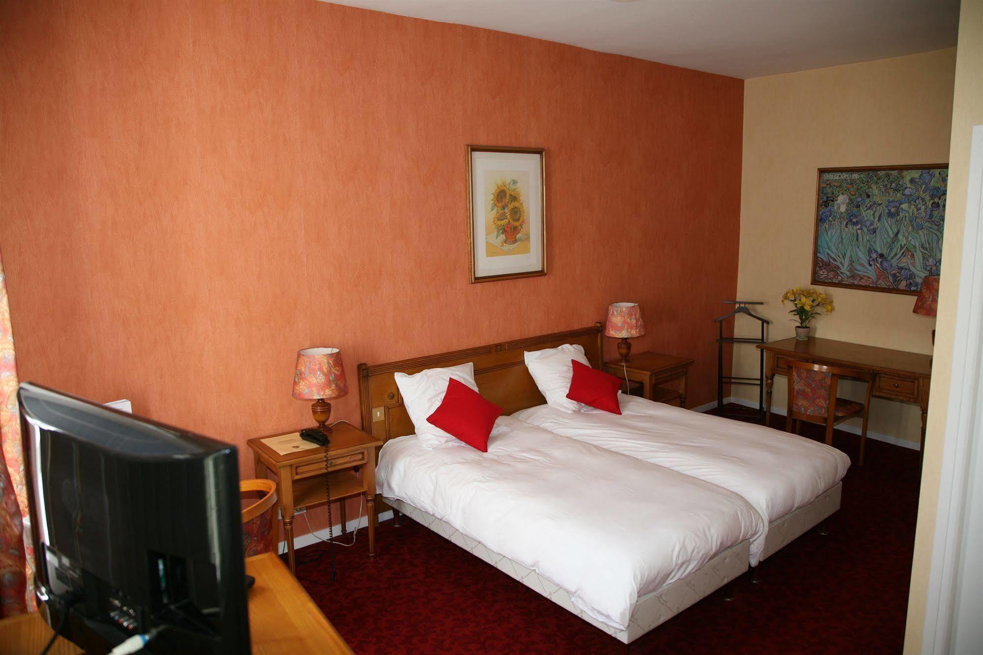 Logis Hotel-Restaurant Le Chene Vert Saint-Pourçain-sur-Sioule Esterno foto